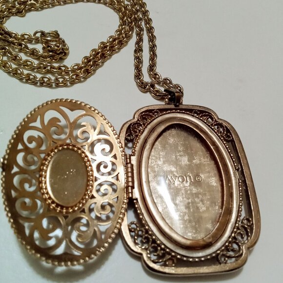 VINTAGE AVON GOLD TONE FILIGREE PENDANT LOCKET NECKLACE / BLUE LAPIS - Picture 4 of 6